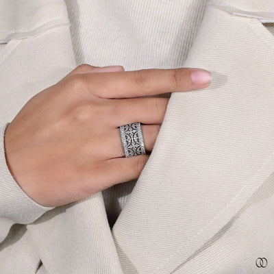 round diamond band vintage style gold ring
