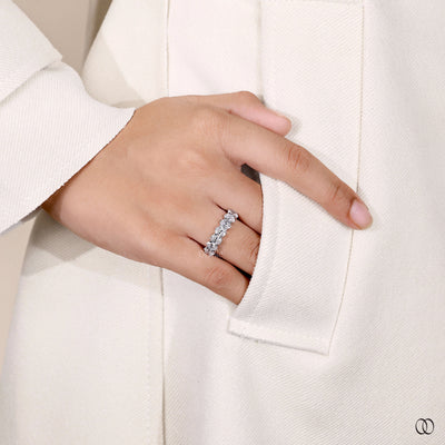 oval wedding band basket setting design

