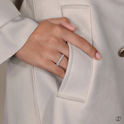 oval diamond band shared prong setting
