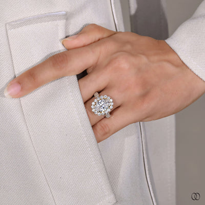 Unique setting ring with distinctive diamond detailing
