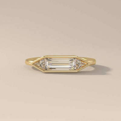 Baguette engagement ring in yellow gold with modern elegance
