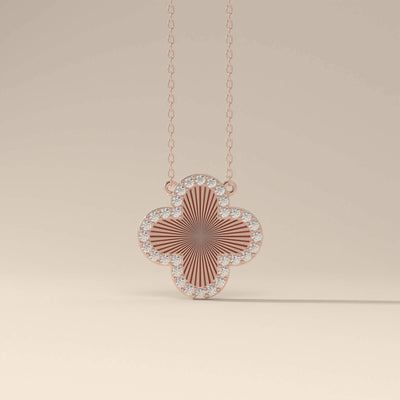 Unique clover pendant in gold with moissanite shine
